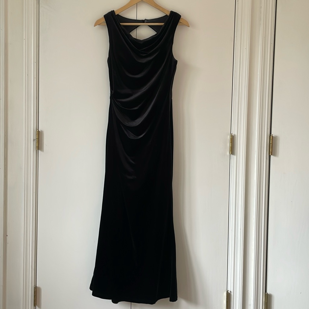 Petite Revelry Faith Velvet Dress In Black